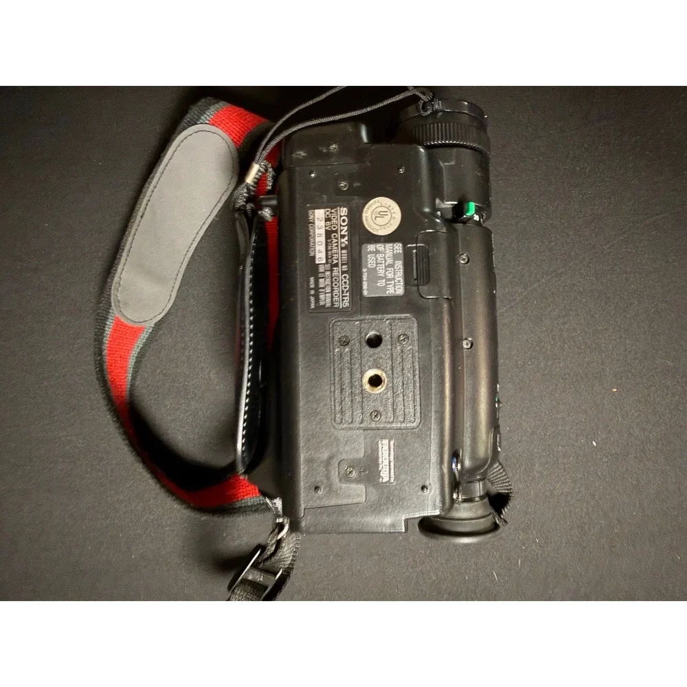 Sony CCD-TR5 Video8 Handycam Camcorder Bundle Powers On w/ Charger Batteries Cas